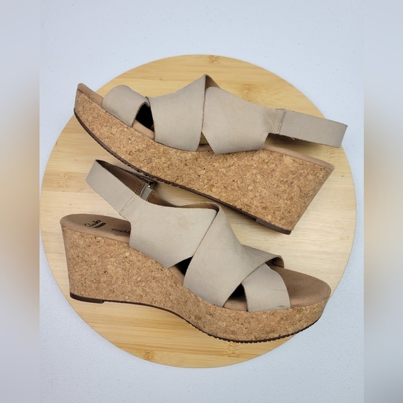 Clarks Soft Cushion Side Buckle Tan Faux Leather Cork Wedge Sandals‎ Sz 9.5 M - Picture 9 of 14
